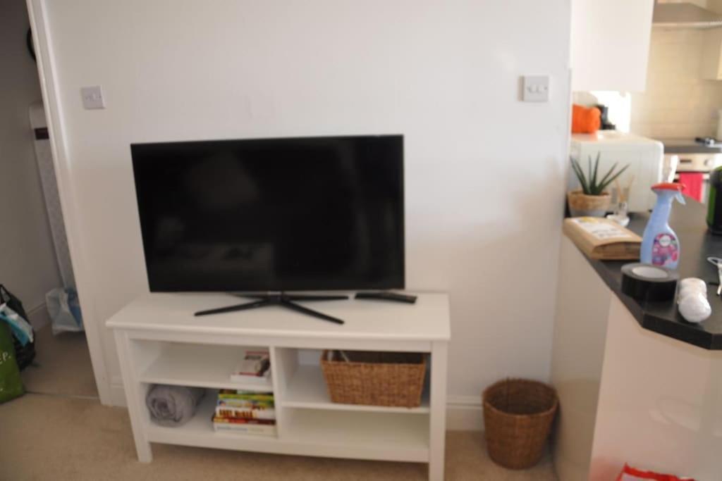 Modern Flat With Island Views In Heart Of Tenby Eksteriør billede