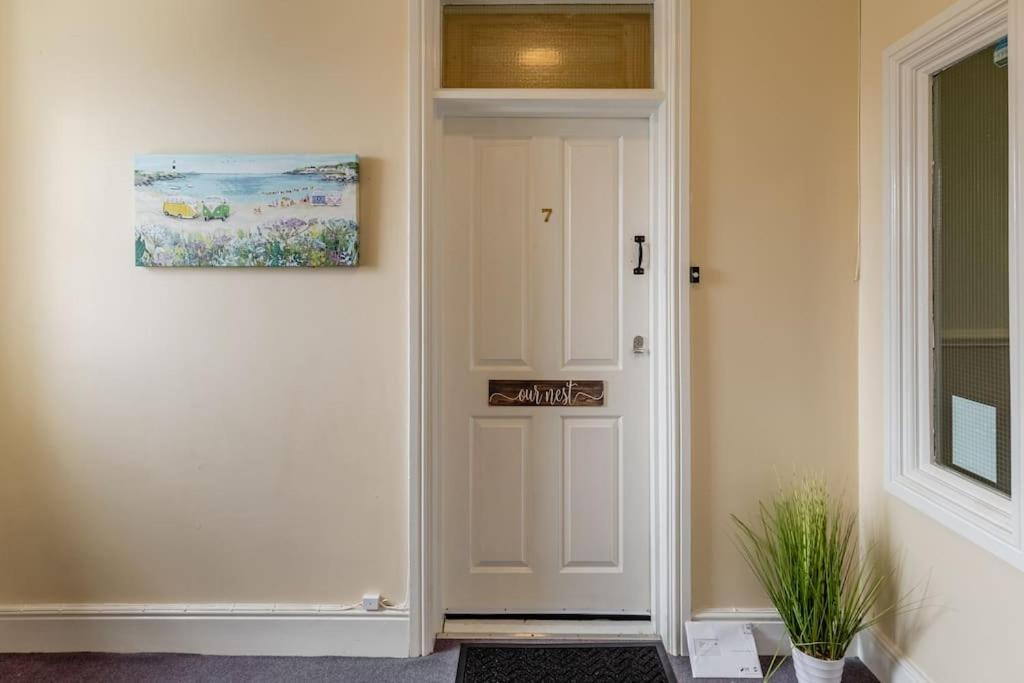 Modern Flat With Island Views In Heart Of Tenby Eksteriør billede