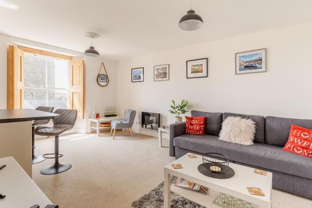 Modern Flat With Island Views In Heart Of Tenby Eksteriør billede