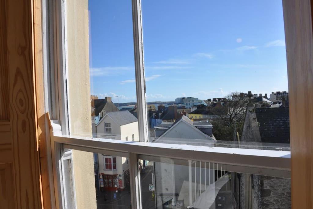 Modern Flat With Island Views In Heart Of Tenby Eksteriør billede