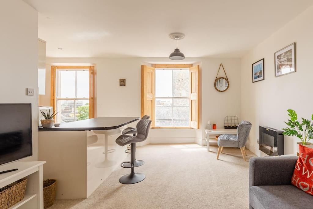 Modern Flat With Island Views In Heart Of Tenby Eksteriør billede