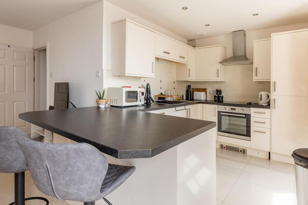 Modern Flat With Island Views In Heart Of Tenby Eksteriør billede